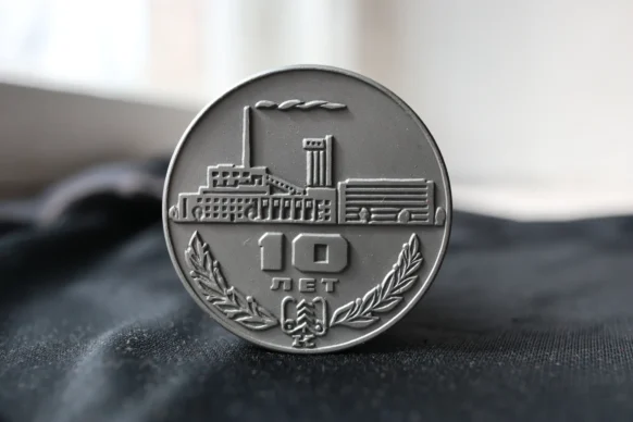 Реверс медали на 10-летие Котласского ЦБК по проекту художника А.А. Коптяева (г. Коряжма)