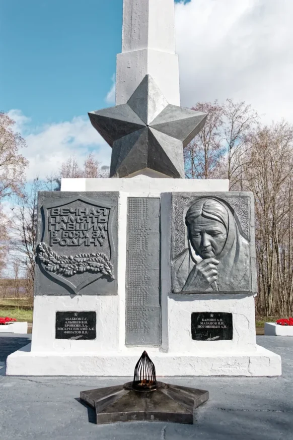 Стела Обелиск Славы (город Коряжма) - автор художник Aлександр Андреевич Коптяев. Фото 7 мая 2025 г.