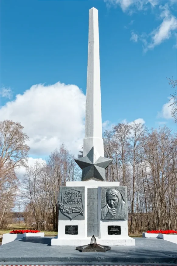 Стела Обелиск Славы (город Коряжма) - автор художник Aлександр Андреевич Коптяев. Фото 7 мая 2025 г.