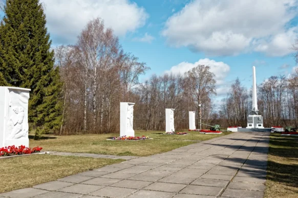 Комплекс Обелиск Славы (город Коряжма). Авторы: художник Aлександр Андреевич Коптяев и скульптор Евгений Васильевич Рожковский. Фото 7 мая 2025 г.
