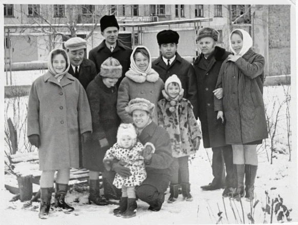 Александр Коптяев с женой Ритой Коптяевой - фото с друзьями