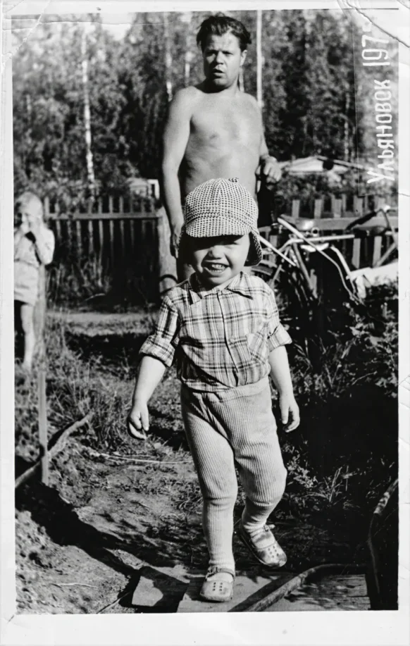 Евгений Рожковский с детьми на даче (Ульяновск 1975)