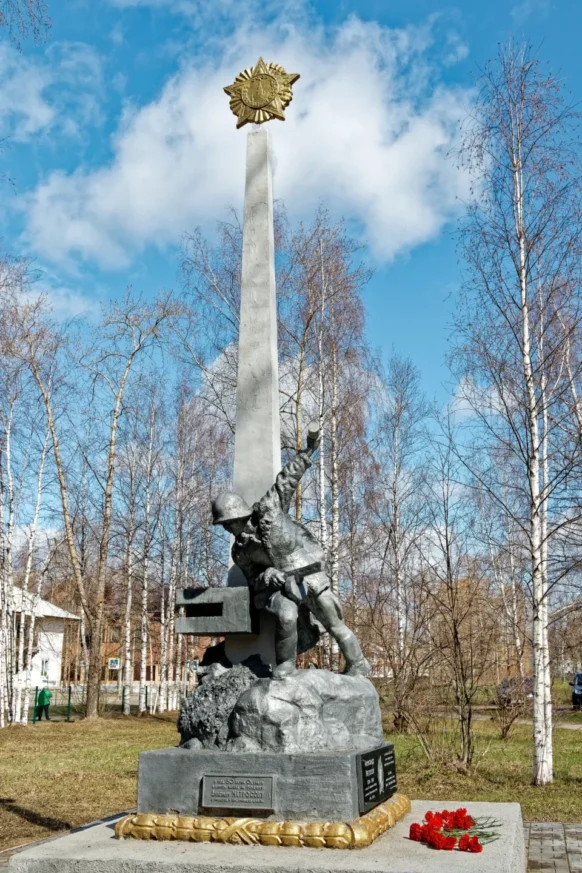 Памятник Александру Матвеевичу Матросову (г. Коряжма). Автор памятника скульптор Евгений Васильевич Рожковский. Фото 7 мая 2025 г.