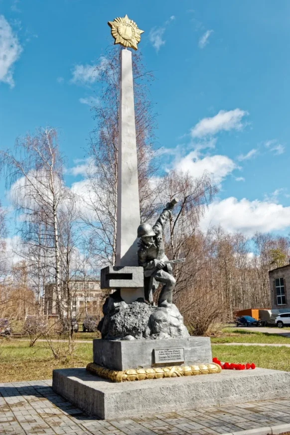 Памятник Александру Матвеевичу Матросову (г. Коряжма). Автор памятника скульптор Евгений Васильевич Рожковский. Фото 7 мая 2025 г.