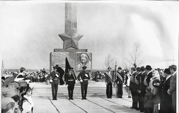 Стела Обелиск Славы (город Коряжма) автор художник Aлександр Андреевич Коптяев. Открытие памятника в 1980 году.