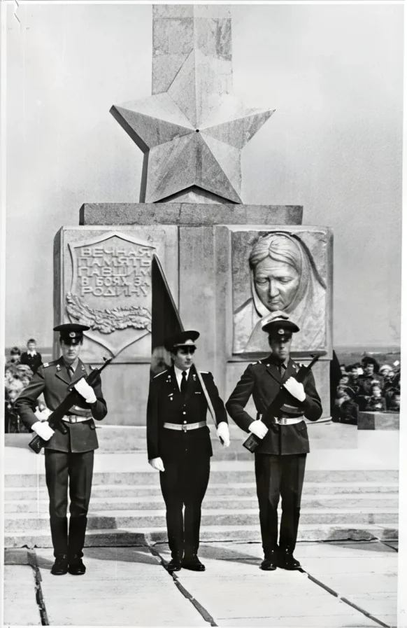 Стела Обелиск Славы (город Коряжма) автор художник Aлександр Андреевич Коптяев. Открытие памятника в 1980 году.