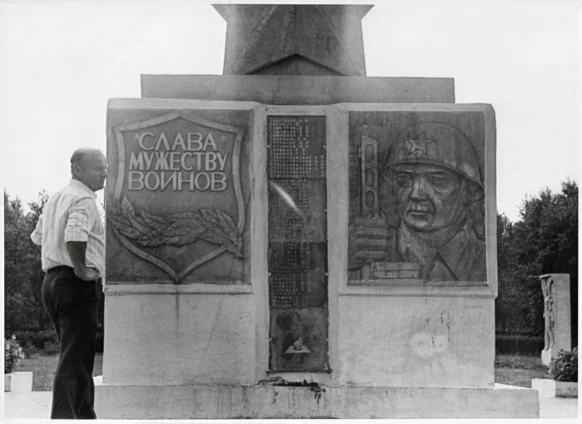 Барельеф профиля бойца из металла. Обелиск Славы (город Коряжма) автор художник Aлександр Андреевич Коптяев фото у памятника